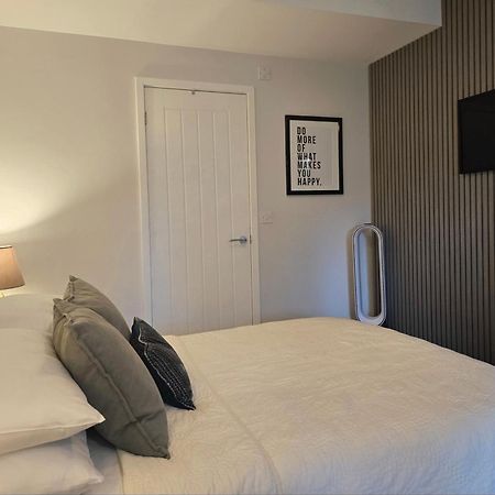 Stylish, Business Traveller Friendly Apartment, With Free Parking And Netflix Farnborough  Zewnętrze zdjęcie